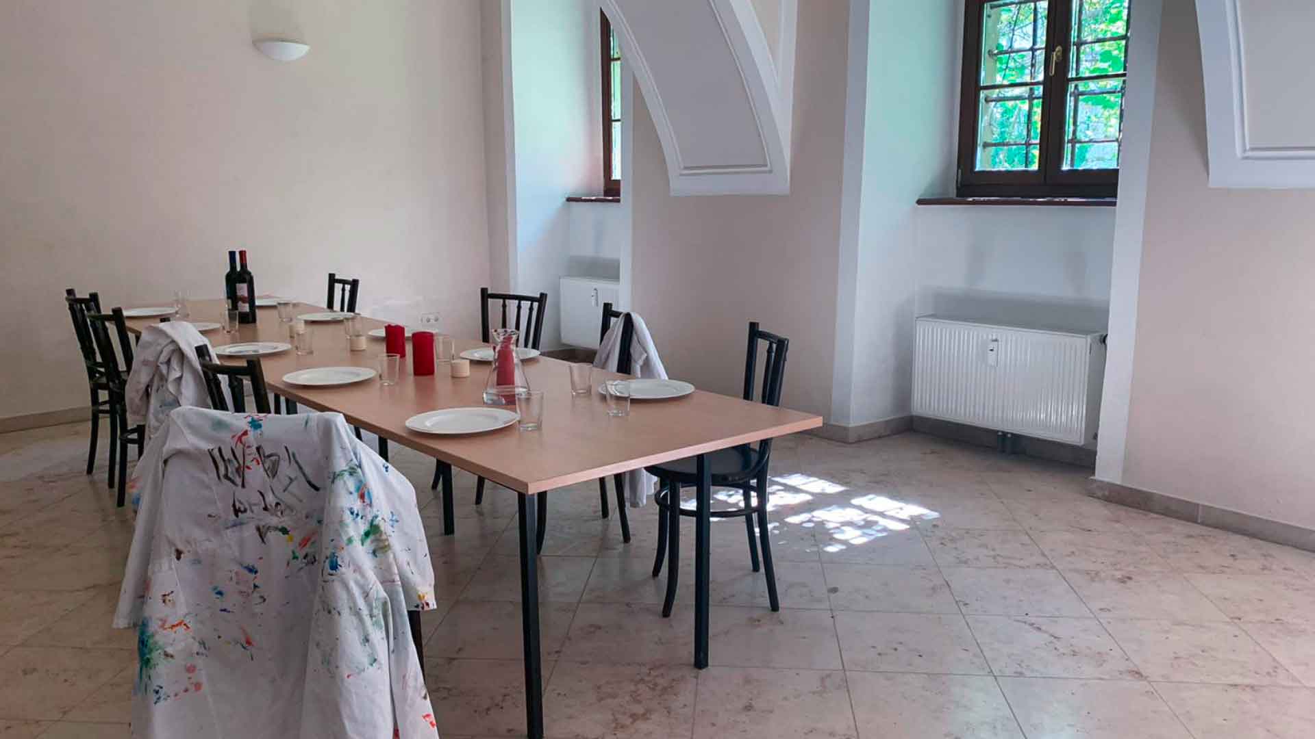 art retreat und Malkurse im Schloss Salaberg, Esssaal mit gedecktem Tisch