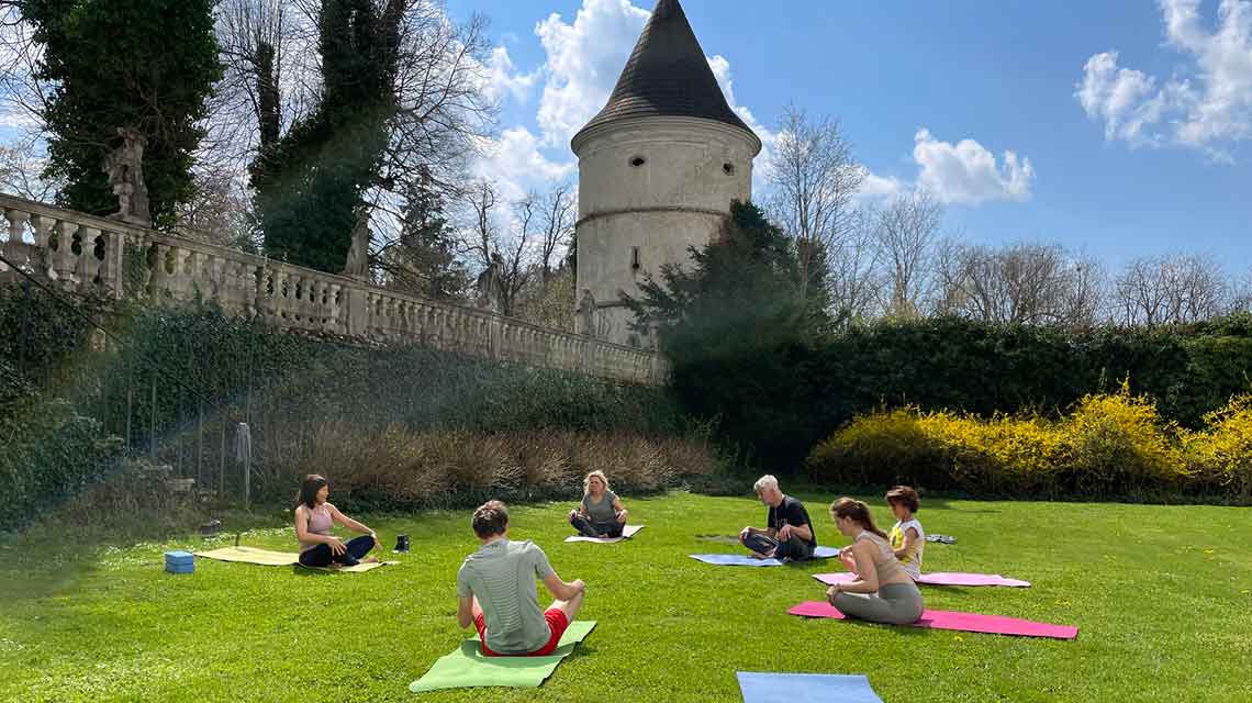 Malkurs und artretreat im Schloss Salaberg, Yoga im schönen Garten